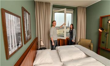 Rouven Krieg und Lena Wojtowcz übernachten im Vier-Sterne-Hotel „The Liberty“. Foto: Scheschonka