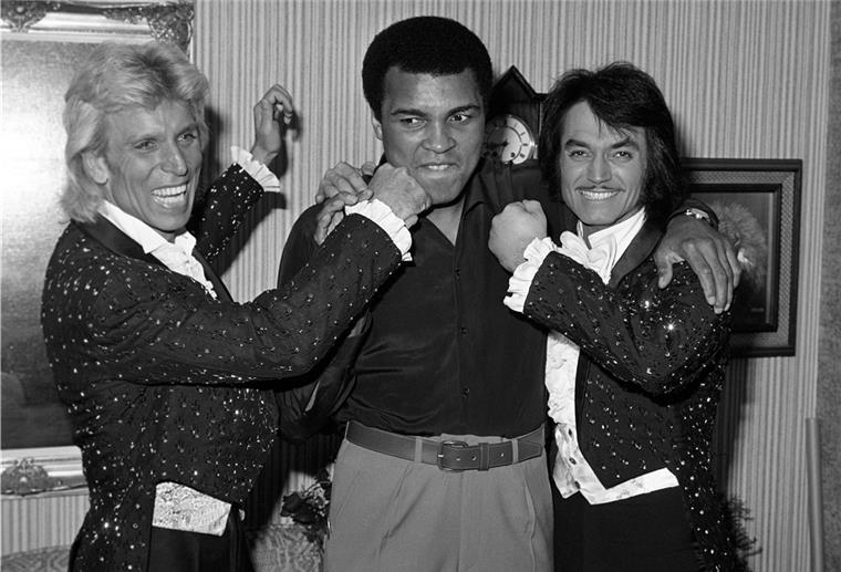 Roy Horn (rechts) und sein Partner Siegfried Fischbacher, hier mit Box-Legende Muhammad Ali, waren Magier von Weltrang. Doch wie könnte Nordenham seinen berühmtesten Sohn würdigen? Nord24 bittet um Vorschläge.