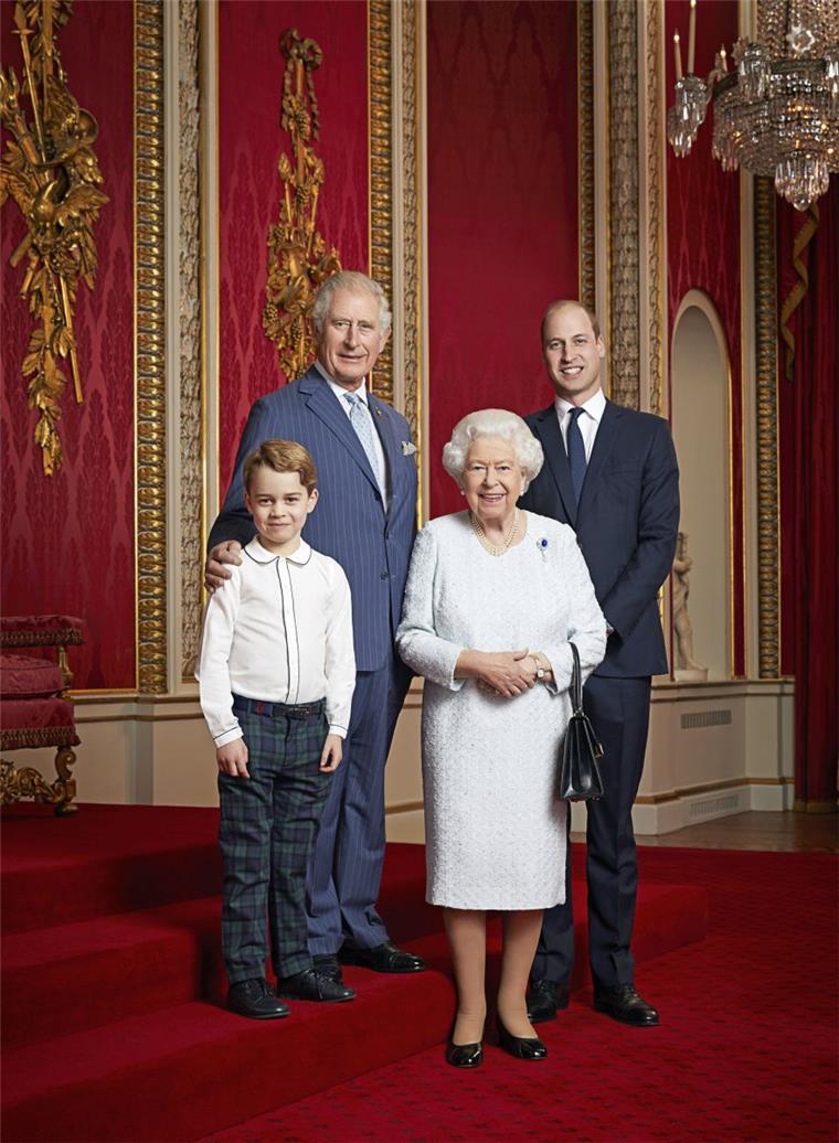 Royale Familie: Prinz Charles, Prinz von Wales, Prinz William, Herzog von Cambridge, Prinz George und Königin Elizabeth II. stehen für ein Foto zu Beginn des neuen Jahrzehnts nebeneinander. 