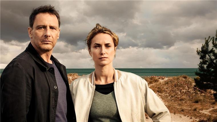 Morde an der Nordsee - „Dünentod“ bei RTL RTL setzt seine 2023 erfolgreich begonnene Krimireihe „Dünentod“ mit zwei Folgen fort. Das ungleiche Ermittler-Duo Tjark Wolf (Hendrik Duryn) und Femke Folkmer (Pia Barucki) wird auf die Probe gestellt.