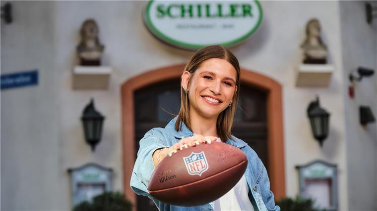 RTL-Moderatorin Jana Wosnitza spielt bei „Unter uns“ mit RTL-Sportreporterin Jana Wosnitza feiert ihr Schauspieldebüt in der Schillerallee.