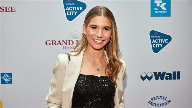 RTL-Moderatorin Jana Wosnitza spielt bei „Unter uns“ mit RTL-Sportreporterin Jana Wosnitza feiert ihr Schauspieldebüt.