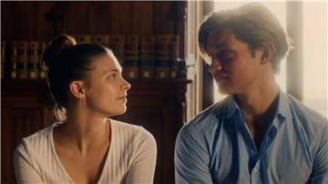 Ruby Bell (Harriet Herbig-Matten) und James Beaufort (Damian Hardung) in einer Szene der Amazon-Serie „Maxton Hall“.