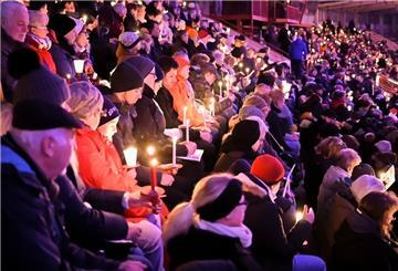 Viele Menschen singen im Nordseestadion und halten Kerzen in den Händen.