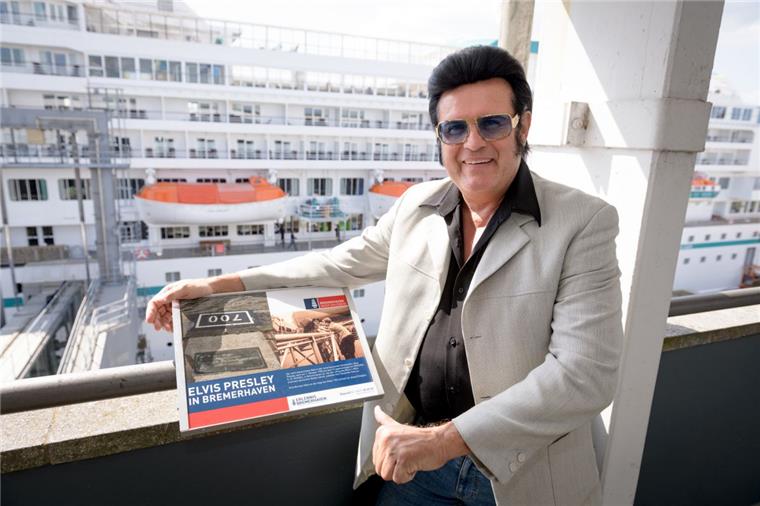 Dieser Elvis-Imitator erfüllt sich einen Traum in Bremerhaven Rudi "Rusty" Stumbecker aus Salzburg hat sich in Bremerhaven einen großen Wunsch erfüllt.