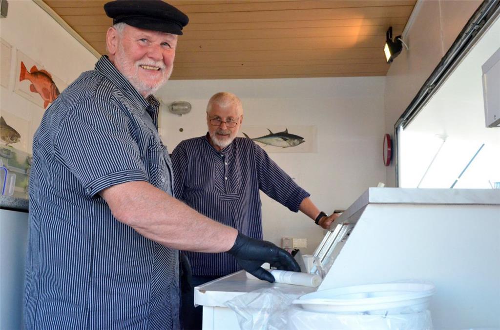 Rudi und Artur hatten keine Mühe ihren Räucherfisch und andere Leckereien zu ver...
