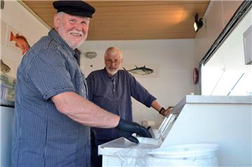 Rudi und Artur hatten keine Mühe ihren Räucherfisch und andere Leckereien zu ver...