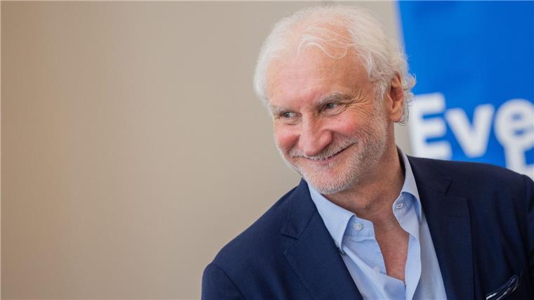 Menschlich und herzlich: Völler wird „Legende des Sports“ Rudi Völler wird beim Sportpresseball als Legende des Sports geehrt.