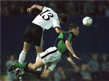 Rückblick auf den 20. August 1997: Der Hattrick-Torschütze Oliver Bierhoff (oben) köpft den Ball gegen den Nordiren Dany Griffin (unten). Deutschland gewinnt mit 3:1.