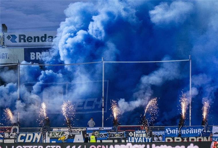 Rückblick in den September: Die Hamburger Fans zünden in Osnabrück zu Beginn der zweiten Halbzeit Pyrotechnik.