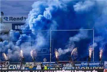 Rückblick in den September: Die Hamburger Fans zünden in Osnabrück zu Beginn der zweiten Halbzeit Pyrotechnik.