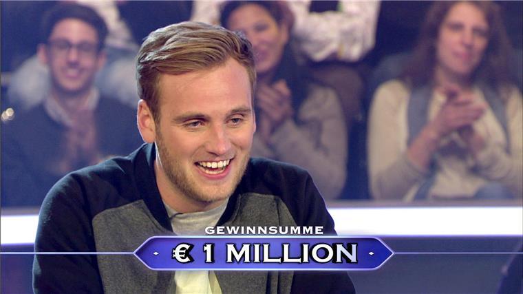 Bei Jauch Million gewonnen: Leon Windscheid ist jetzt ZDF-Moderator Rückblick ins Jahr 2015: Leon Windscheid aus Münster beantwortet die 1-Million-Frage in der RTL-Sendung "Wer wird Millionär?".