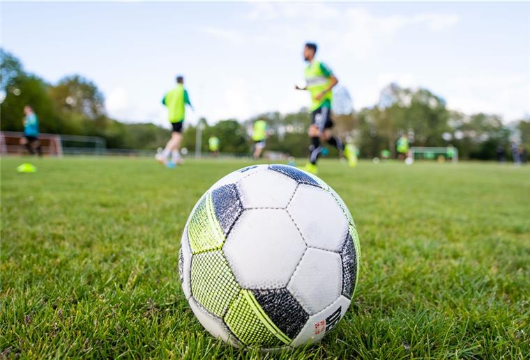 Fußballer dürfen wieder normal trainieren Rückkehr zur Normalität: Im Fußballtraining sind Übungen mit Körperkontakt wieder erlaubt.