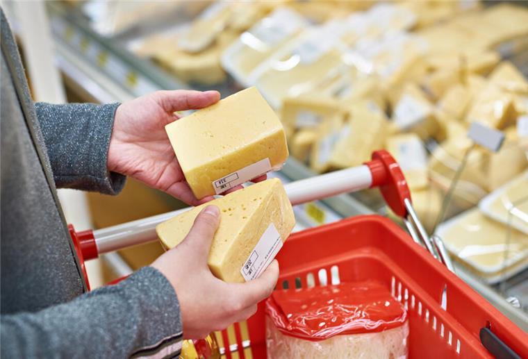 Schock für Käseliebhaber: Bakterienalarm in beliebten Produkten Käse Einkauf Mann Hände