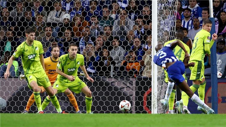 Rückschlag für Hoffenheim: Tiago Djalo (3.v.r) erzielt das Tor zum 1:0 für Porto.