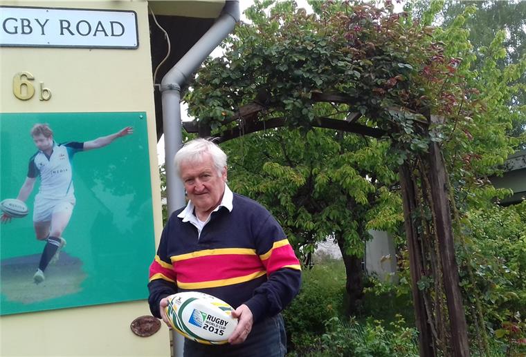 Rugby-Pionier Bernd Hünerkoch vor seinem Haus in Bremen-Huchting.