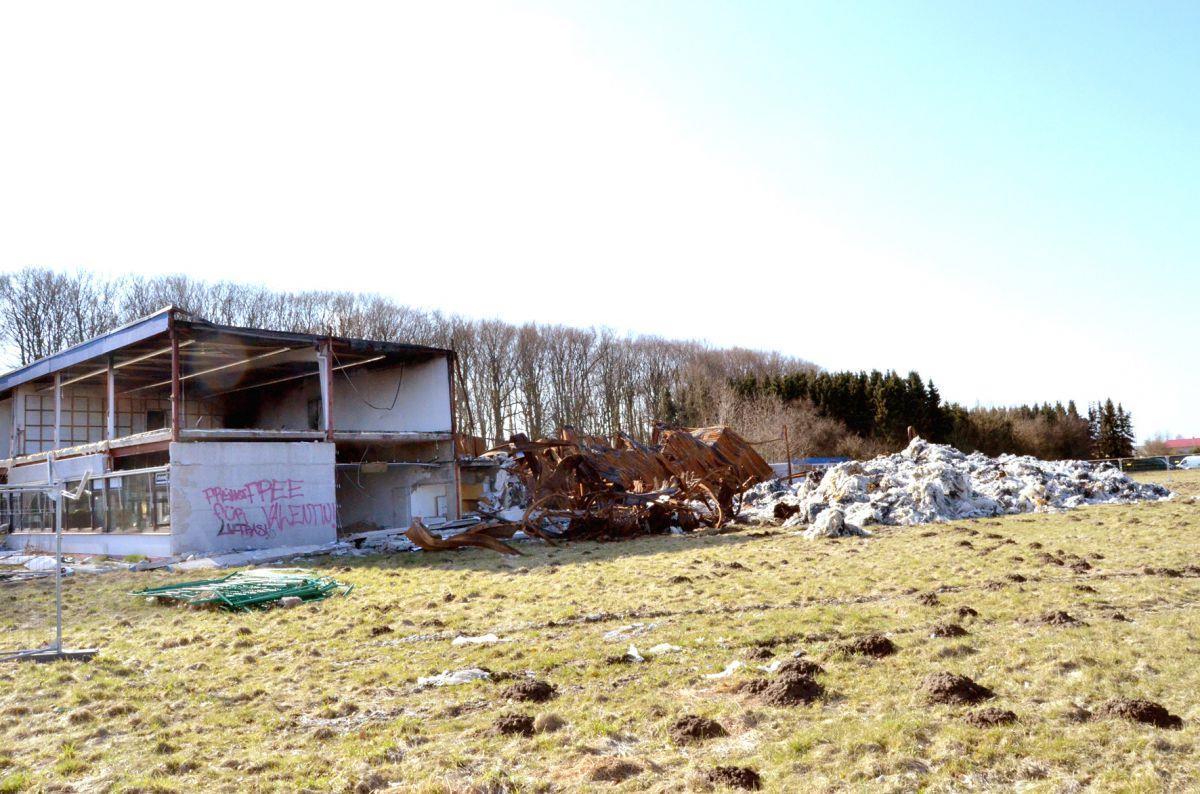 Ruinen ausgebrannter Gebäude, verbogene und ausgeglühte Eisenträger und vor allem Berge von Plastikmüll liegen seit November unter freiem Himmel im Gewerbepark Wedenberg in Loxstedt.