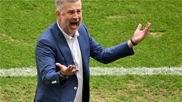 Rumänien vor Achtelfinale: „Bereit, Geschichte zu schreiben“ Rumäniens Trainer Edward Iordanescu freut sich auf das große Spiel.