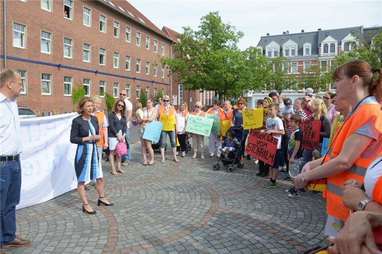 Krippen: "Konstruktives Gespräch" aber keine Lösung in Sicht Rund 100 Eltern, Erzieher und Kinder protestierten gegenüber Sozialdezernentin Claudia Schilling gegen die drohende Krippenschließung. Die versprach, nach Lösungen zu suchen, verwies aber auf die private Trägerschaft.