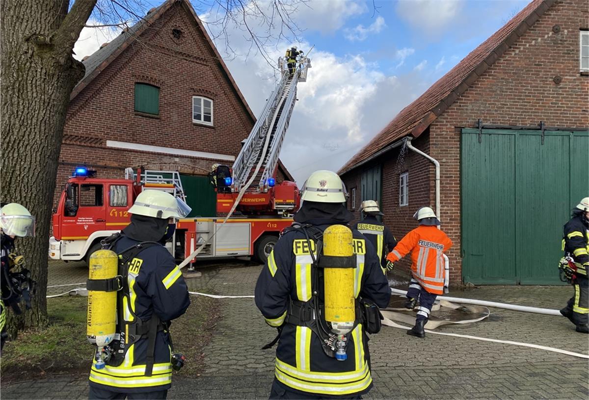 Rund 100 Feuerwehrleute waren bei dem Brand im Einsatz.