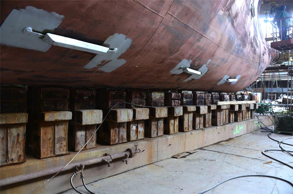 Rund 100 Lager sind nötig, um ein 200 Meter langes Schiff im Dock zu stützen