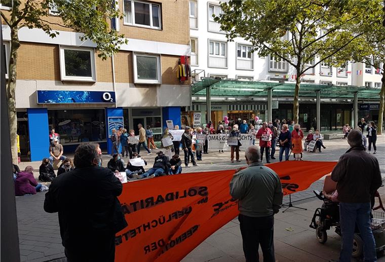 Rund 100 Menschen nahmen an der Moria-Demonstration in Bremerhaven teil.
