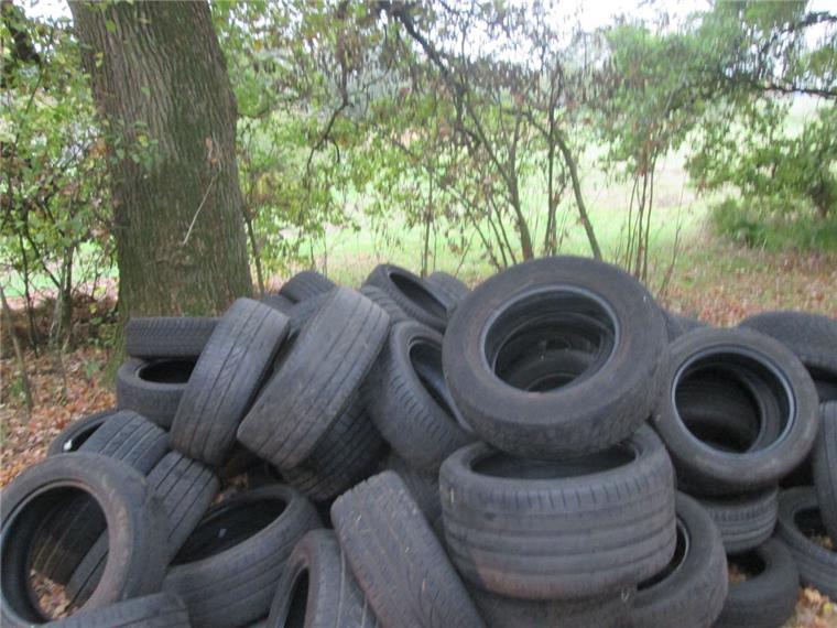 Rund 100 Reifen stapeln sich auf einem Waldweg nahe Vierden im Landkreis Rotenburg: Umweltsünder haben sie hier illegal entsorgt.
