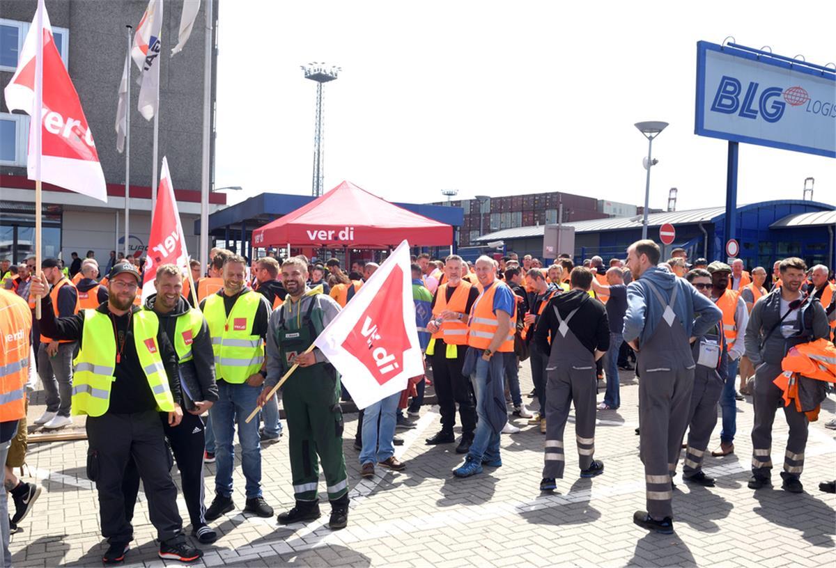 Dritte Tarifrunde über Entlohnung der Hafenarbeiter abgebrochen Rund 1000 Beschäftigte von Hafenunternehmen haben sich am Donnerstag im Überseehafen einem Warnstreik angeschlossen.