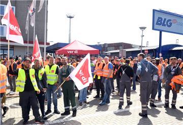 Rund 1000 Beschäftigte von Hafenunternehmen haben sich am Donnerstag im Überseehafen einem Warnstreik angeschlossen.