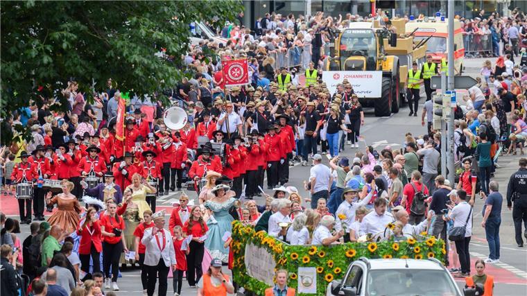 Rund 10.000 Teilnehmer marschierten beim Schützenausmarsch durch die Innenstadt von Hannover.