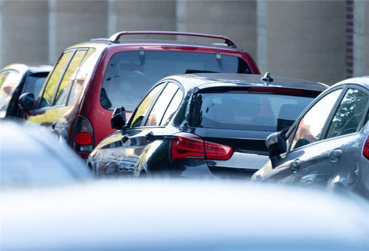 Verschiedene Automobile stehen in einer Reihe