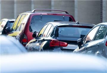 Verschiedene Automobile stehen in einer Reihe