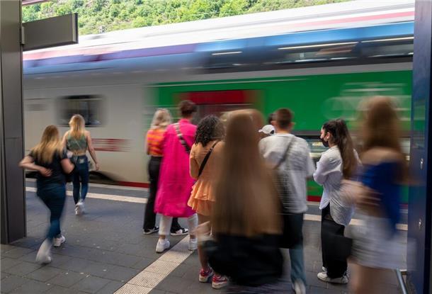 Rund 1,3 Milliarden Fahrgäste nutzten allein den öffentlichen Nahverkehr mit Bahnen. (Archivbild)
