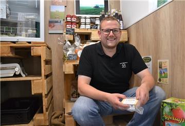 Rund 15 000 Liter Milch lässt Hendrik Brinkmann im Jahr zu Käse verarbeiten. Den vertreibt er in drei Geschmacksrichtungen neben andere regionalen Produkten in einem kleinen Hofladen in Meinstedt. 