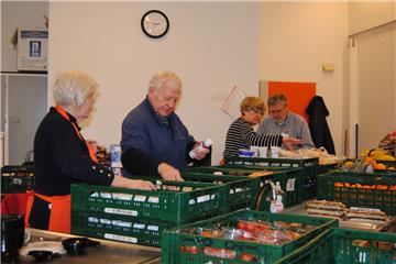 Rund 15 Ehrenamtliche packen in der Ausgabestelle der Tafel in Loxstedt mit an.