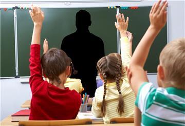 Schüler melden sich im Unterricht. 