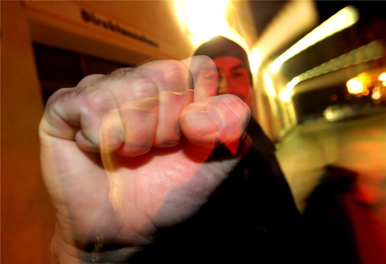 Rund 15 Personen haben sich in der Nacht zu Samstag in der Bürgermeister-Smidt-Straße geprügelt.