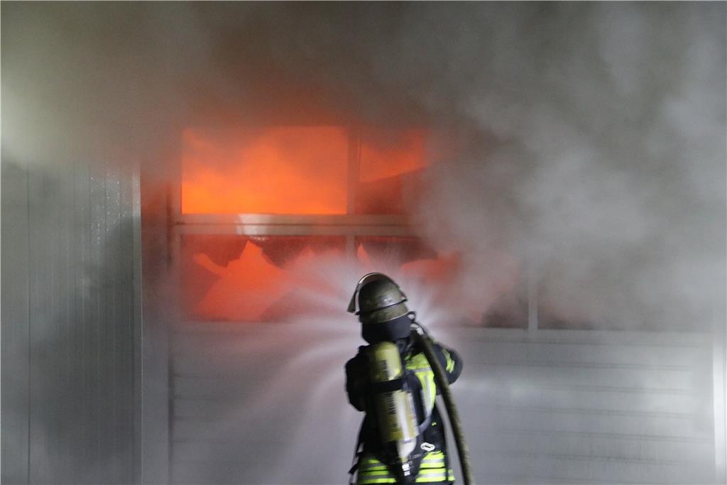 Rund 150 Einsatzkräfte kämpfen bis in die Nacht gegen die Flammen.
