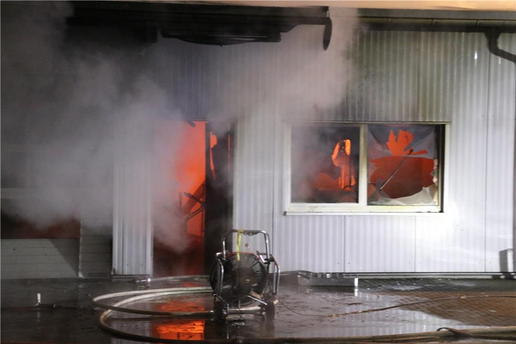Rund 150 Einsatzkräfte kämpfen bis in die Nacht gegen die Flammen.
