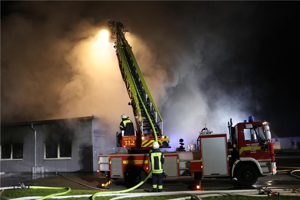 Rund 150 Einsatzkräfte kämpfen bis in die Nacht gegen die Flammen.
