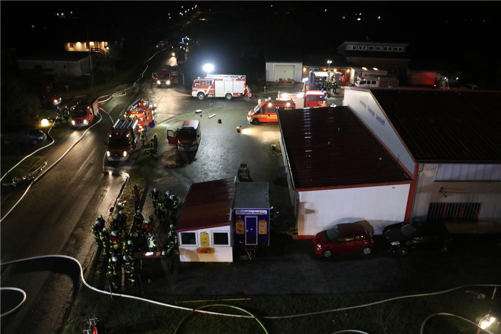 Rund 150 Einsatzkräfte kämpfen bis in die Nacht gegen die Flammen.