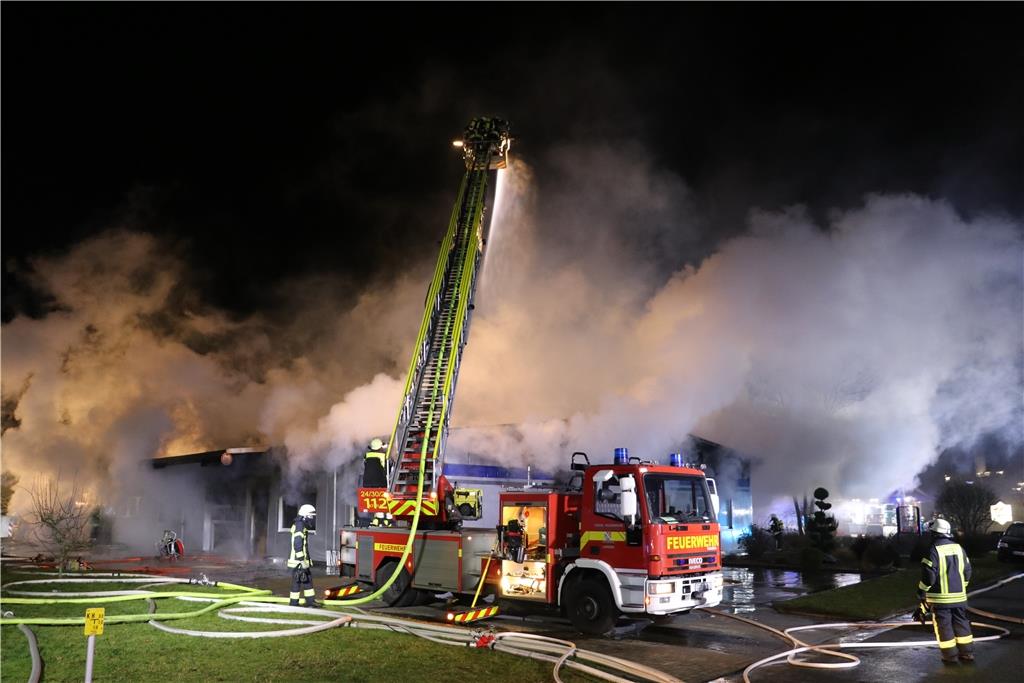 Rund 150 Einsatzkräfte kämpfen bis in die Nacht gegen die Flammen.