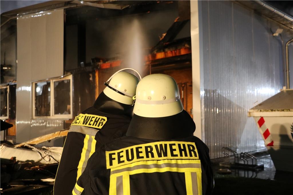 Rund 150 Einsatzkräfte kämpfen bis in die Nacht gegen die Flammen.