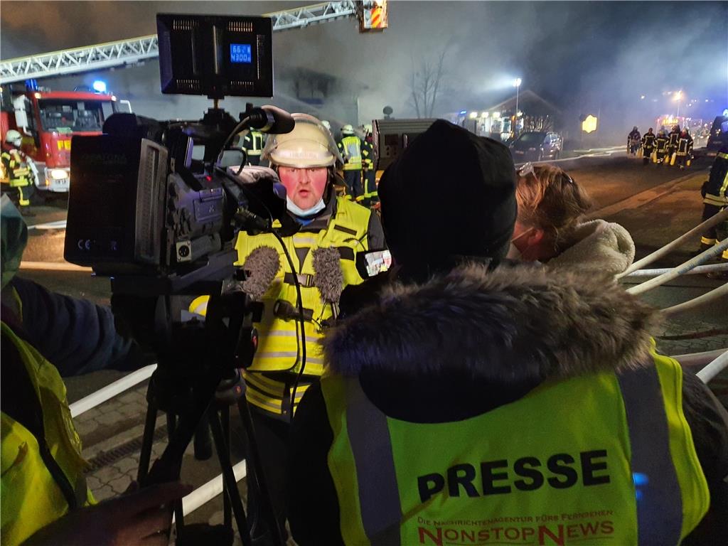 Rund 150 Einsatzkräfte kämpfen bis in die Nacht gegen die Flammen.