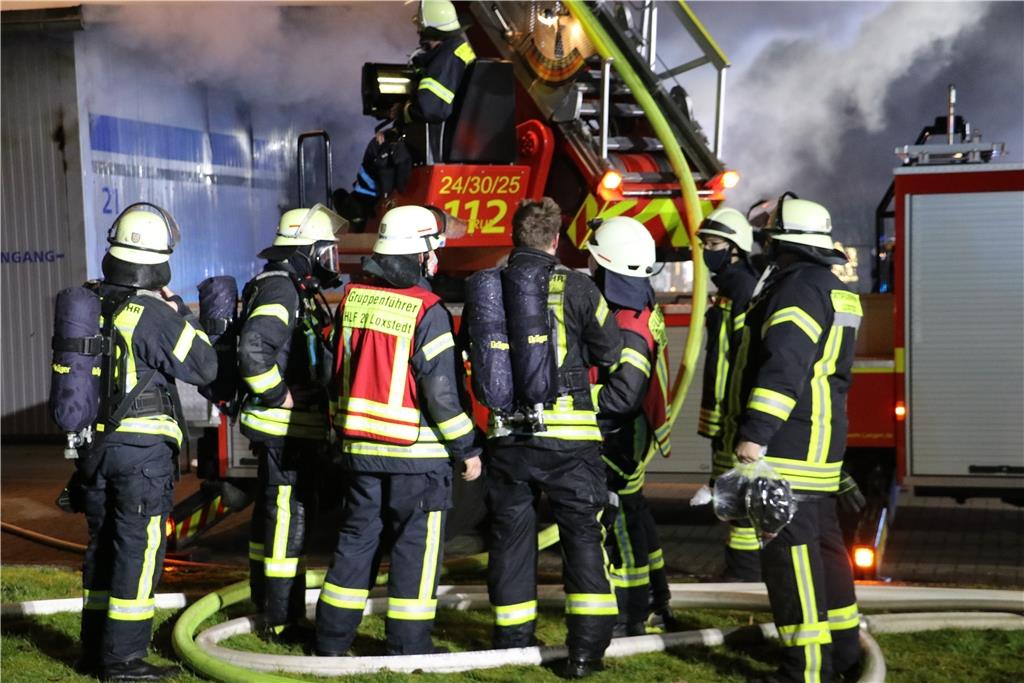 Rund 150 Einsatzkräfte kämpfen bis in die Nacht gegen die Flammen.