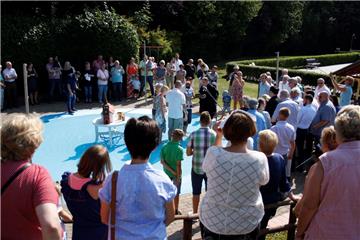Rund 150 Gäste verfolgen am Sonntag den Taufgottesdienst im Kirchtimker Freibad. Nach 2012 und 2018 war es das dritte Mal, dass die Täuflinge unter freiem Himmel getauft wurden.
