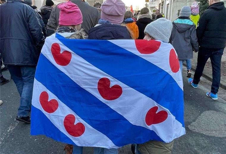 Rund 1.500 Menschen demonstrieren gegen Rechtsextremismus in Nordenham