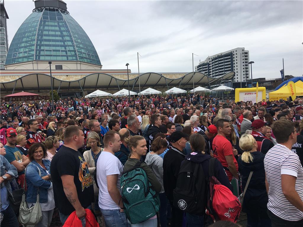 Rund 1500 Zuschauer sind beim Tag der Fans dabei. Foto: Berlinke