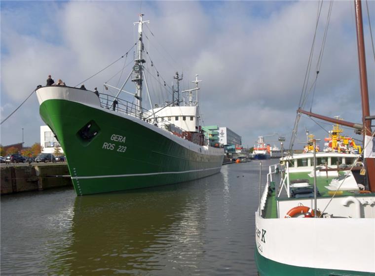 Rund 15 000 Gäste besichtigen das Museumsschiff „Gera“ am Liegeplatz im Schaufenster Fischereihafen in Bremerhaven in jedem Jahr. Am Sonntag, 13. Oktober, ist Aktionstag mit Bratfischverkauf. Außerdem wird die Maschine gestartet, und die Brücke ist zu besichtigen.