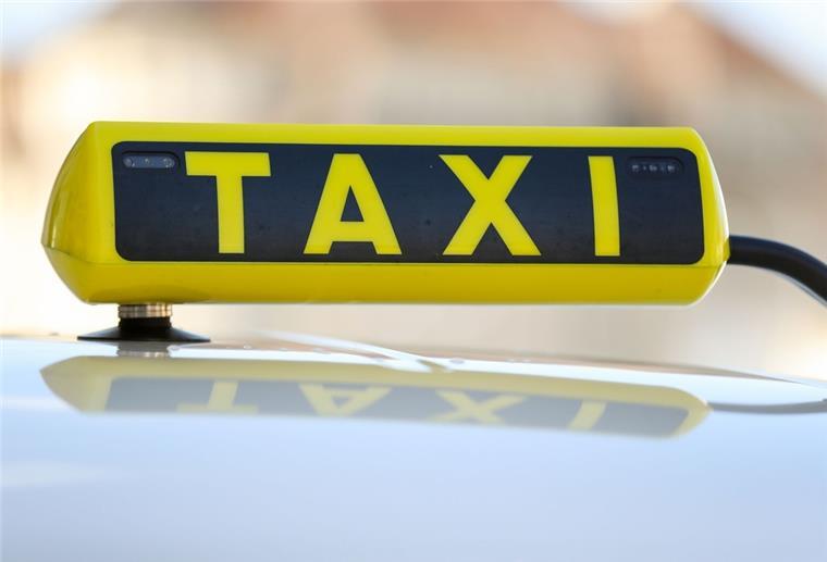 Ein Taxischild auf einem Dach eines Taxis.